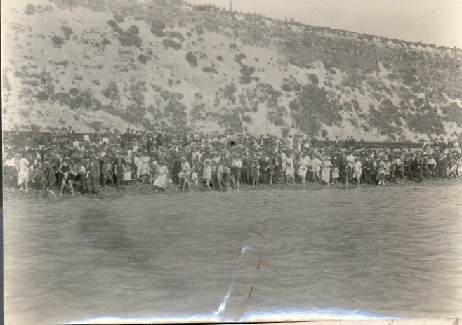 Crowd on Shakespeare beach watching a Channel Swimmer