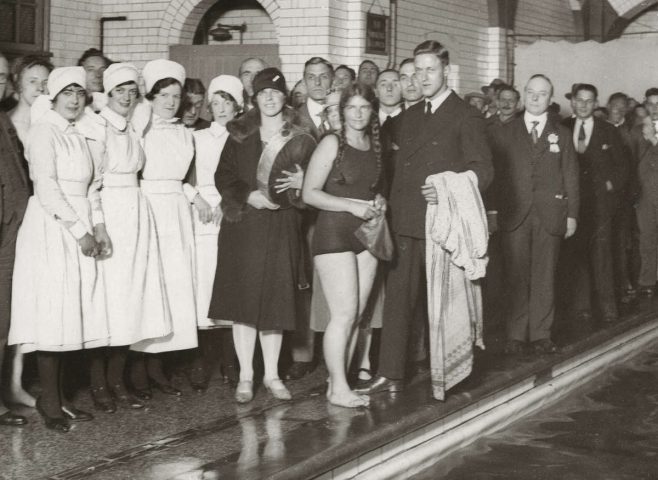 Mercedes Gleitze visits a swimming pool 1927